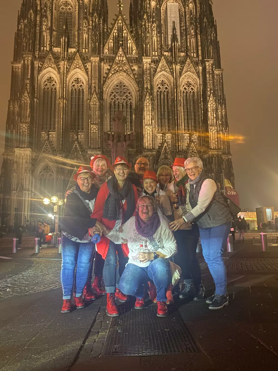 Gruppe am Dom bei Nacht